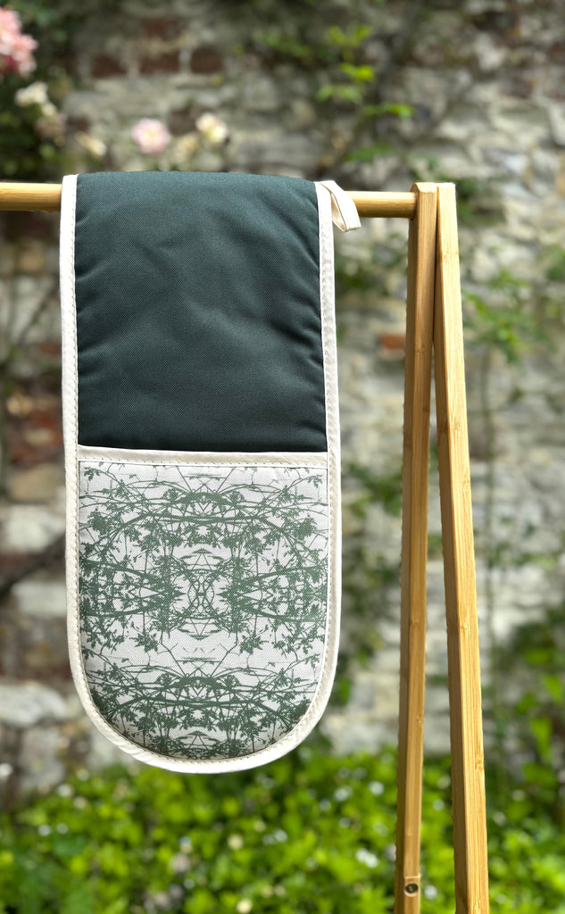 How to Choose an Oven Glove That Actually Works