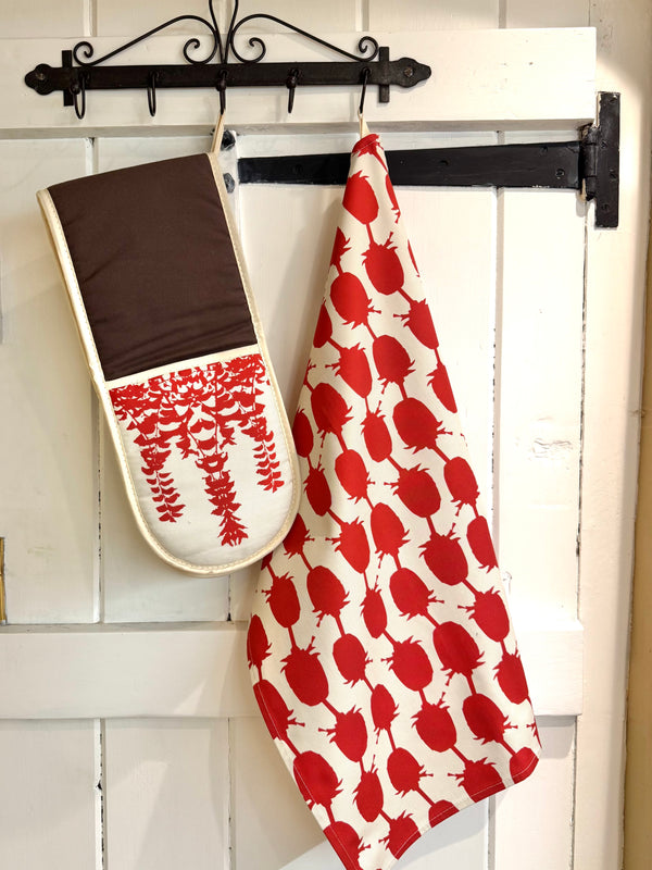 The Cook’s Essentials Set – Oven Gloves & Tea Towel